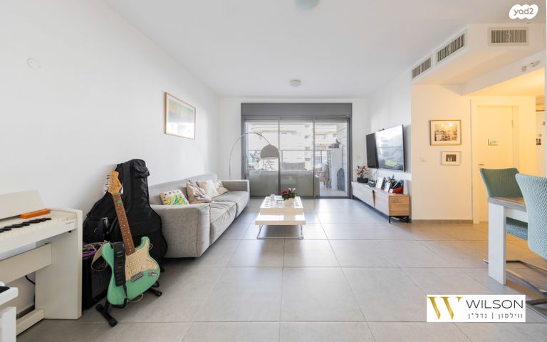 דירה, שושנה דמארי, הזמר העברי, כפר סבא