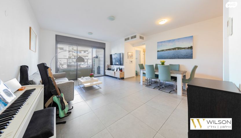 דירה, הזמר העברי, כפר סבא