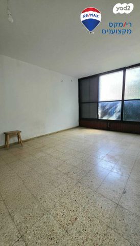 דירה, הרב הרצוג, רמב"ם, חדרה