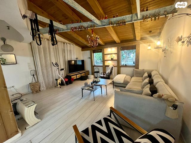 דו משפחתי, כלניות, אחוזת ברק