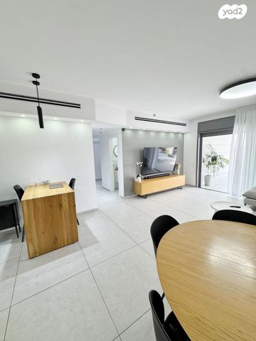 דירה, ז'בוטינסקי, יצחק שדה, אזור