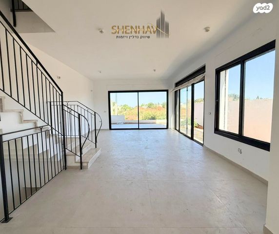 דו משפחתי, תל מונד