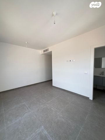 דירה, אורי אלמוג, קרית רבין, חולון