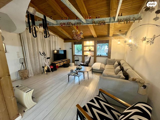 דו משפחתי, כלניות, אחוזת ברק