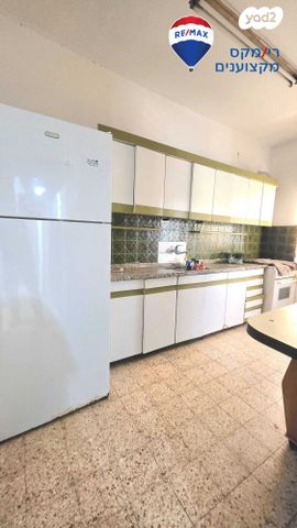 דירה, הרב הרצוג, רמב"ם, חדרה