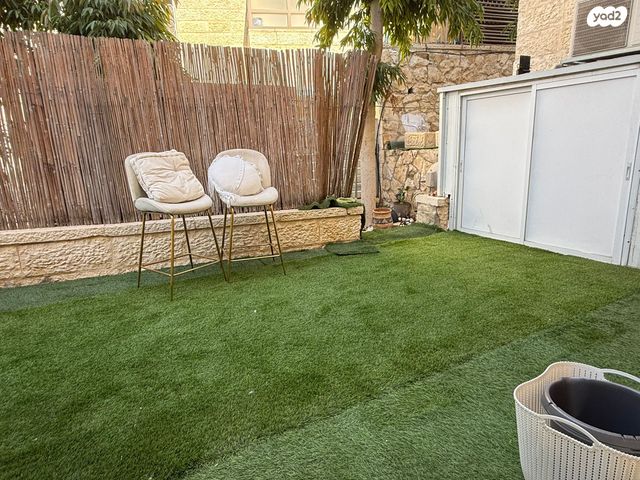 דירת גן, צמח השדה, מעלה אדומים