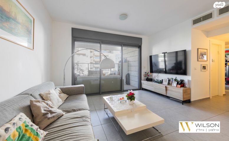 דירה, הזמר העברי, כפר סבא