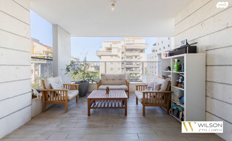 דירה, הזמר העברי, כפר סבא