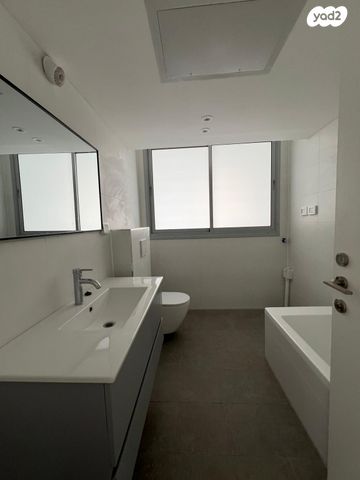 דירה, אורי אלמוג, קרית רבין, חולון