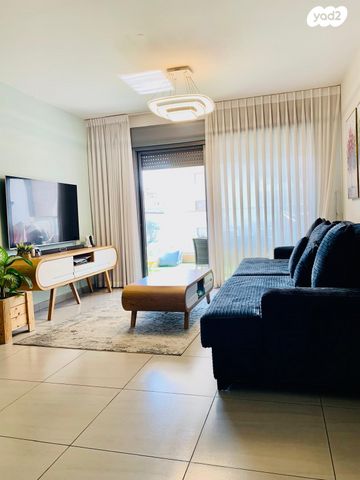 שושנה דמארי 24