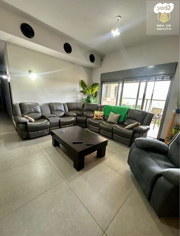 גג/ פנטהאוז, אלפי מנשה