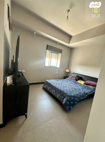 גג/ פנטהאוז, אלפי מנשה