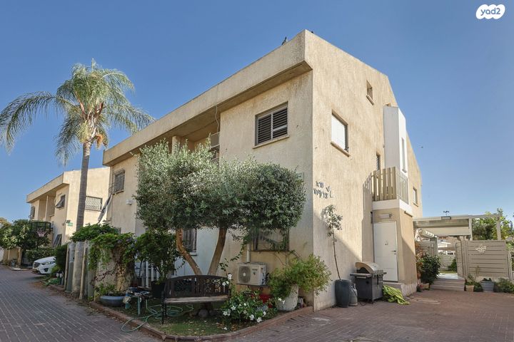 עזרא ונחמיה 18