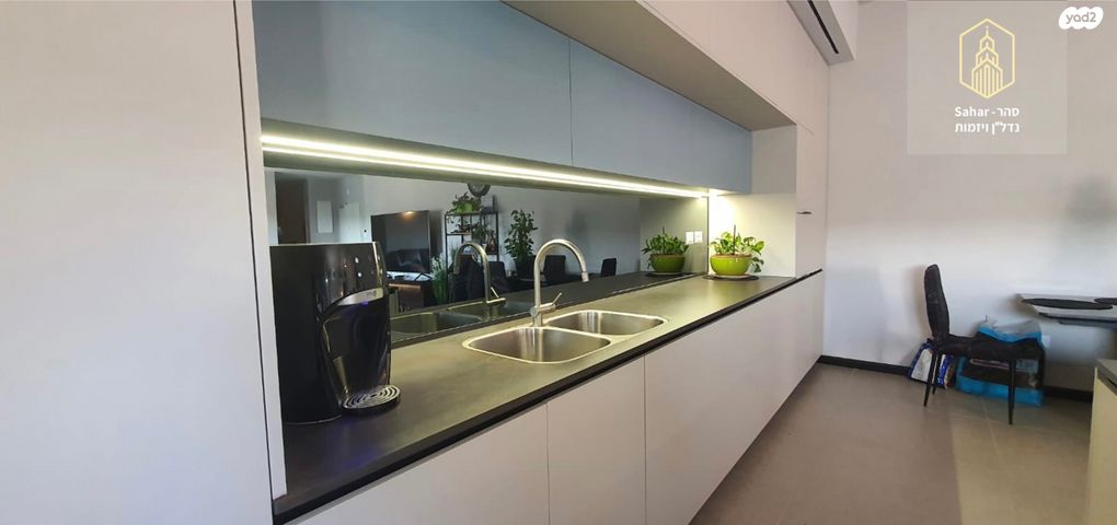 גג/ פנטהאוז, אלפי מנשה