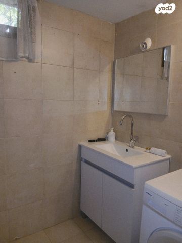 יחידת דיור, הדולב, אבן גבירול, רחובות