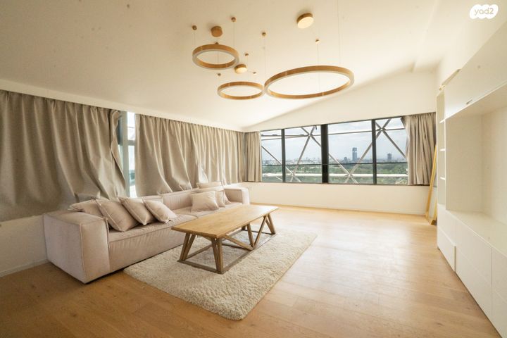 גג/ פנטהאוז, חרוזים, חרוזים, רמת גן