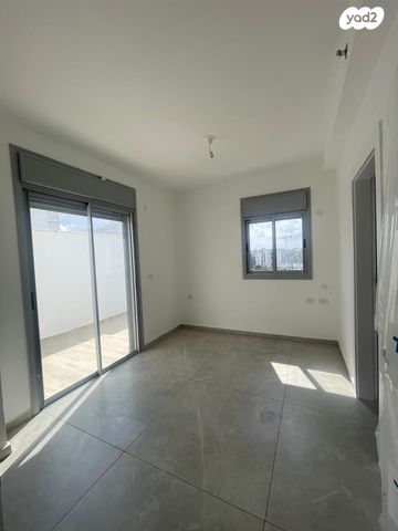 גג/ פנטהאוז, אלופי צה"ל, קרית שרת מערב, חולון