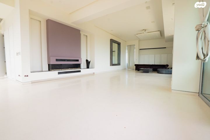 גג/ פנטהאוז, חרוזים, חרוזים, רמת גן