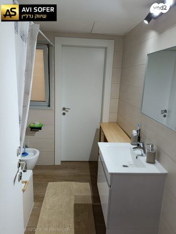 דירה, צור יצחק