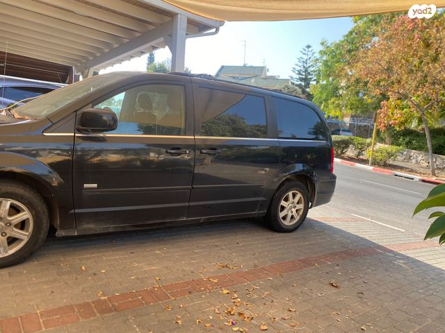 טאון אנד קאנטרי Touring אוט׳ מיניוואן / MPV 3.8 (217 כ״ס)