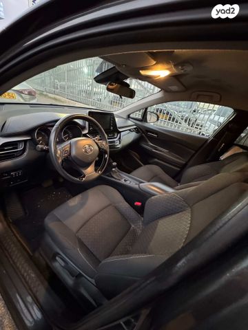 מודעת רכב טויוטה C-HR