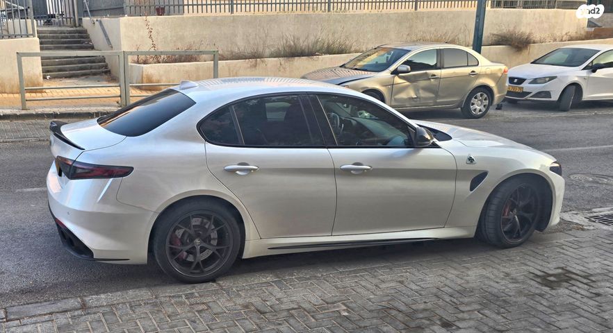 מודעת רכב אלפא רומיאו ג'וליה