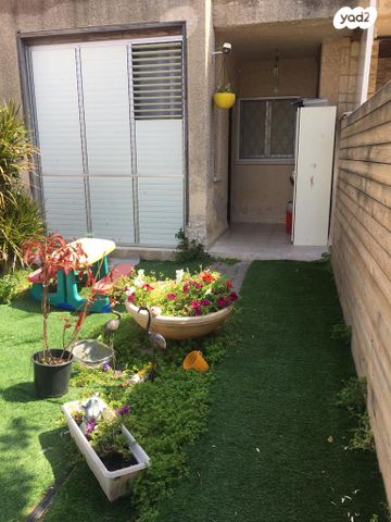 לוי אשכול 10