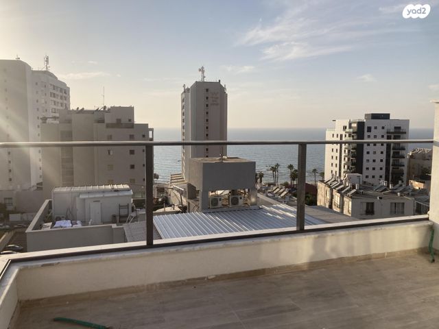 גג/ פנטהאוז, חנה סנש 18, הגבול רוטשילד, בת ים