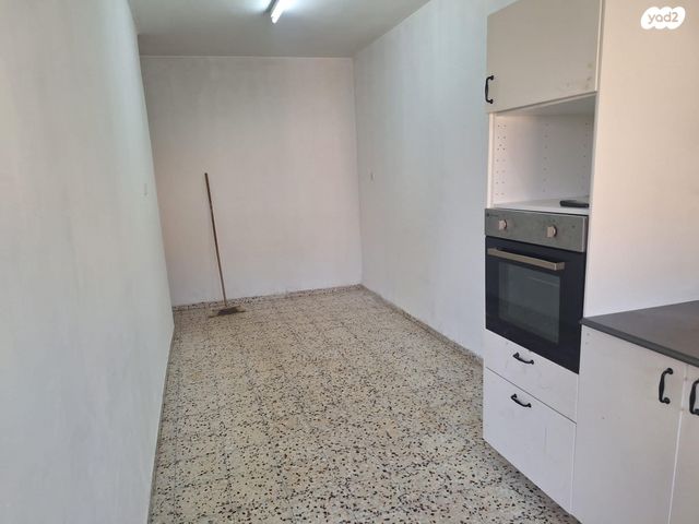 דירה, שדרות כצנלסון 38, מרכז העיר, קרית אתא