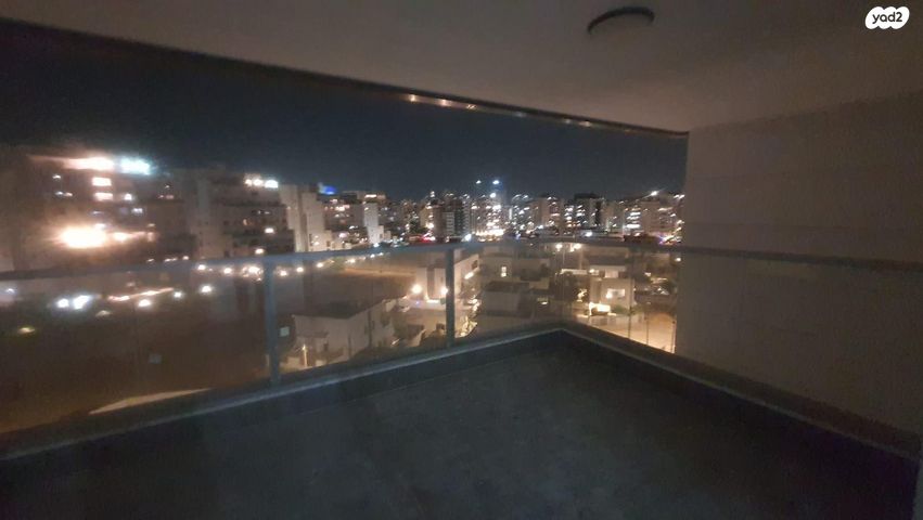 אורי אלמוג 17