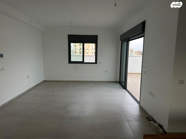 גג/ פנטהאוז, טיומקין 6, ראשונים, ראשון לציון