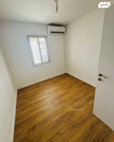 השר בכור שטרית 13