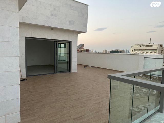 גג/ פנטהאוז, טיומקין 6, ראשונים, ראשון לציון