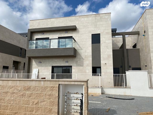 לובה אליאב 15