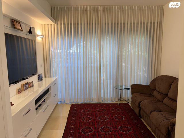 דו משפחתי, קיסריה