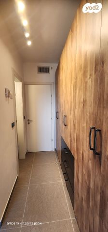 גג/ פנטהאוז, נעמי שמר, נאות שמיר, יבנה