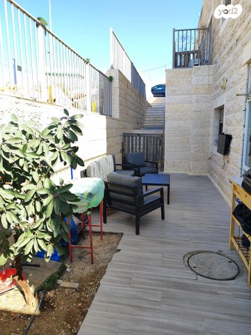 דו משפחתי, אדם - גבע בנימין