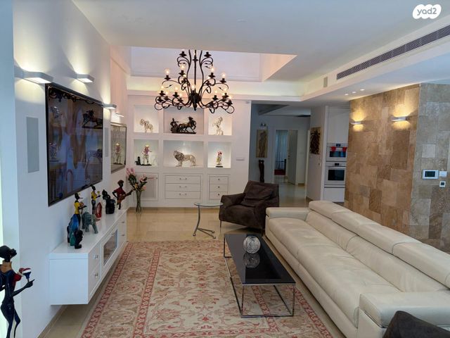 דו משפחתי, קיסריה