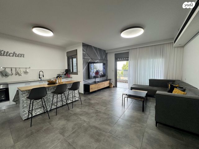 דירה, נעמי שמר, גלי ים, קרית ים