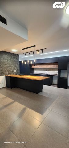 גג/ פנטהאוז, נעמי שמר, נאות שמיר, יבנה