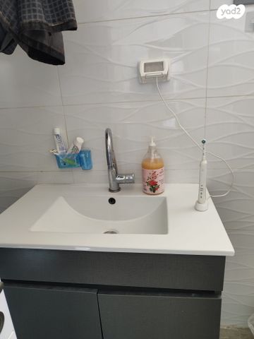 דו משפחתי, אדם - גבע בנימין