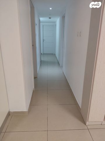 דירה, השקד, רכסים