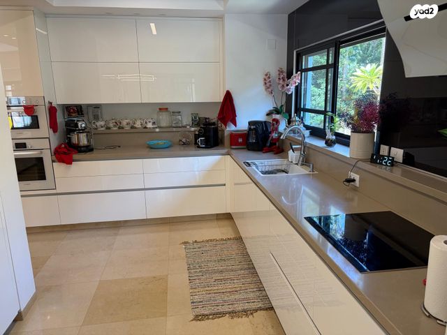 דו משפחתי, קיסריה