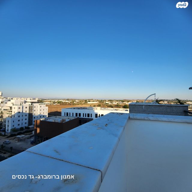 גג/ פנטהאוז, נעמי שמר, נאות שמיר, יבנה