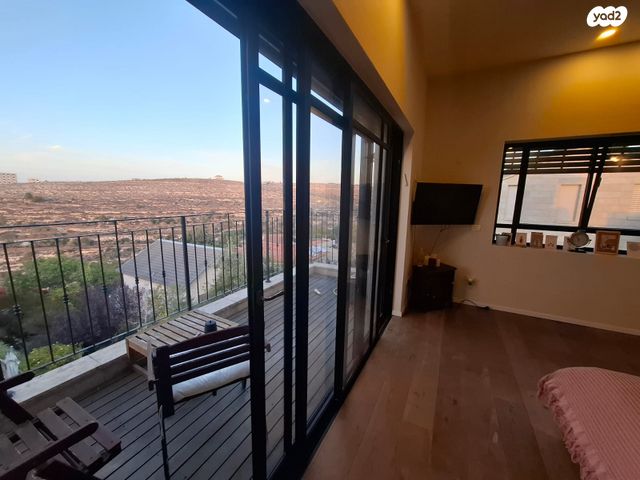 דו משפחתי, הר אדר, הר אדר