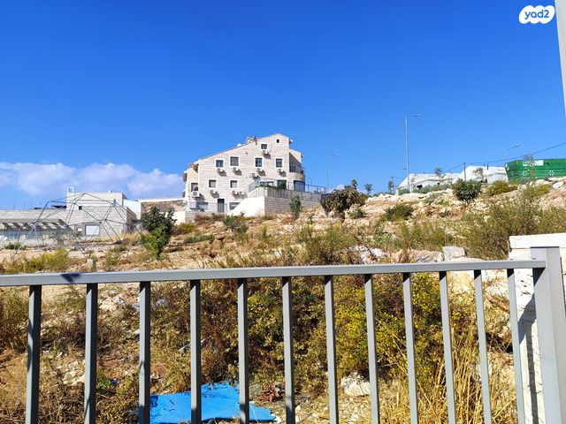 דו משפחתי, אדם - גבע בנימין