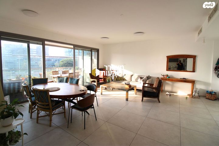 דירה, אריק איינשטיין, הרצליה ב', הרצליה