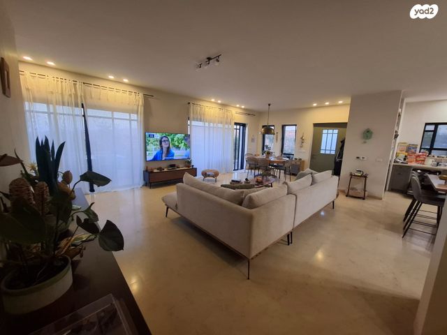 דו משפחתי, הר אדר, הר אדר