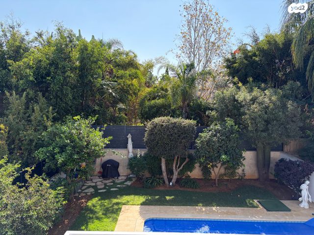 דו משפחתי, קיסריה