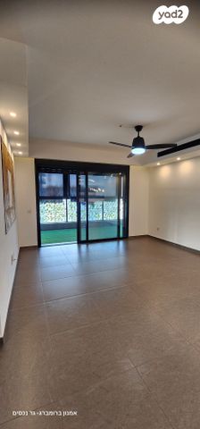 גג/ פנטהאוז, נעמי שמר, נאות שמיר, יבנה